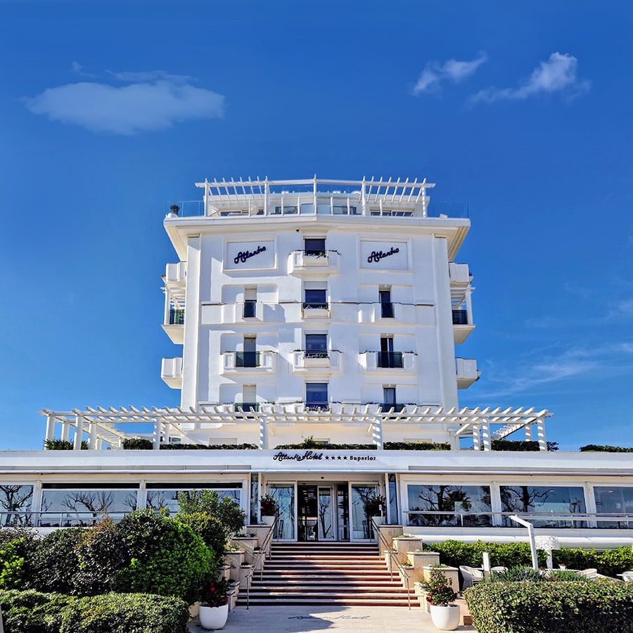 L'Atlantic Hotel di Riccione visto dal Lungomare della Libertà in una bella giornata di sole